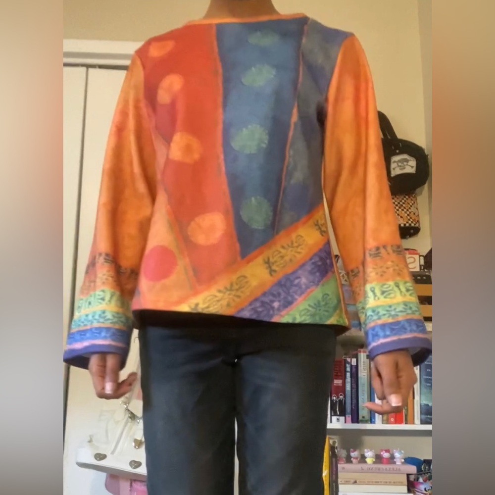 Stiff long sleeve with playful pattern